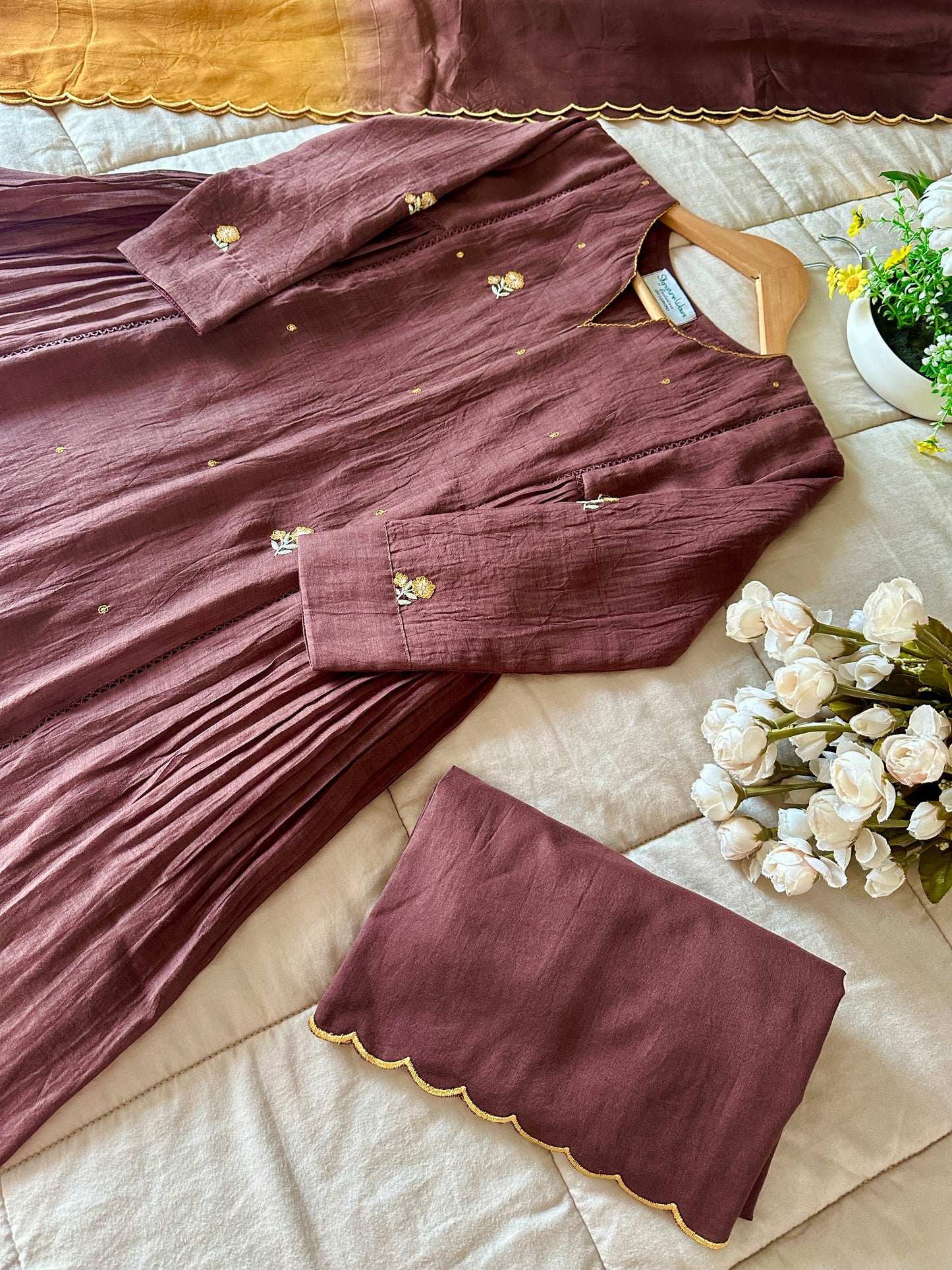 Mocha Gold – A blend of deep chocolate and warm mustard