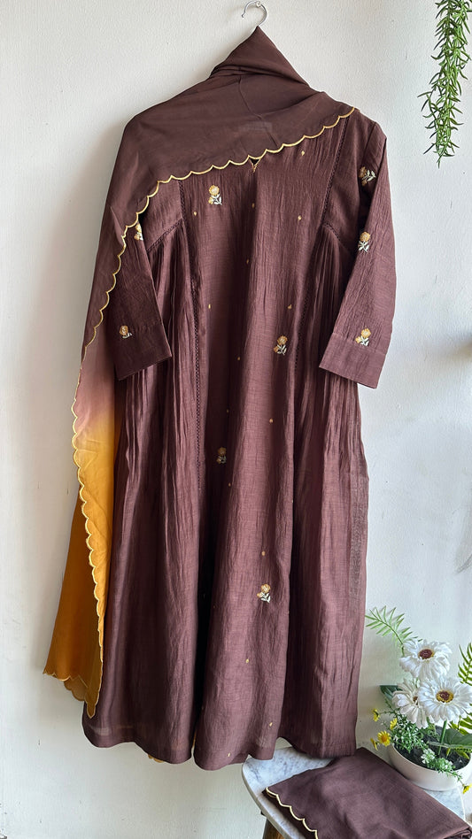Mocha Gold – A blend of deep chocolate and warm mustard