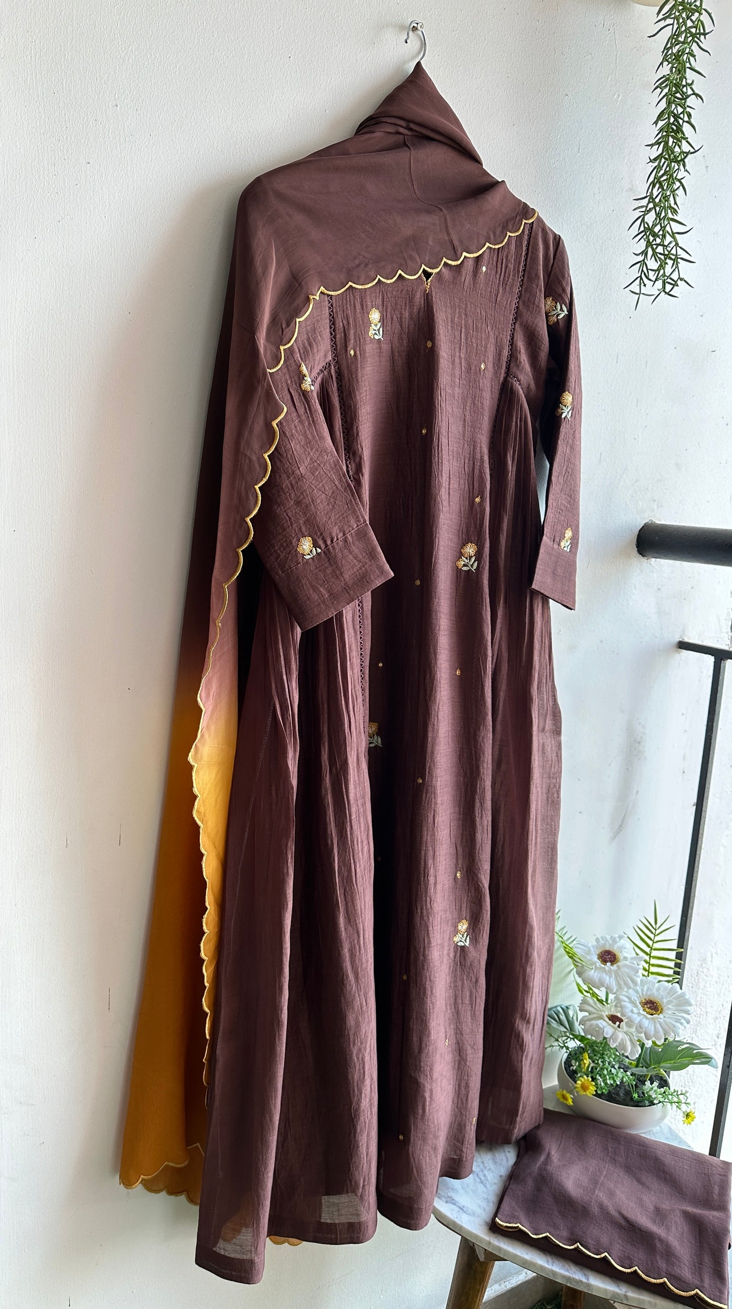 Mocha Gold – A blend of deep chocolate and warm mustard